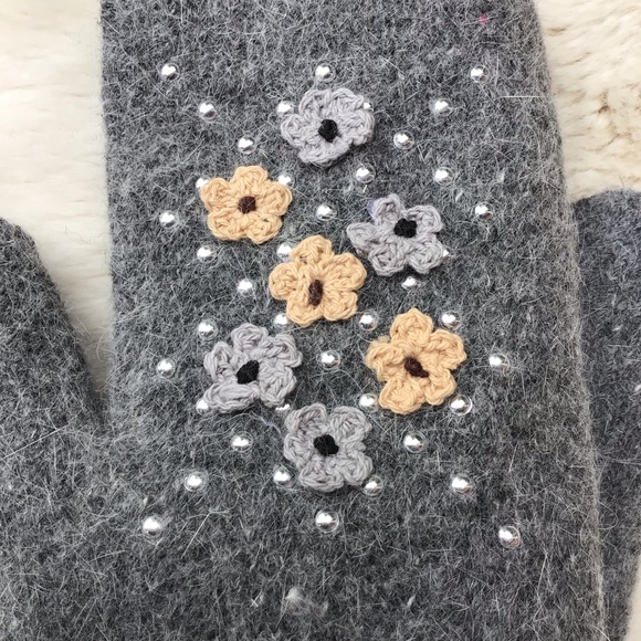 EMBELLISHED FAUX FUR LINED MITTENS - Picture 5 of 8